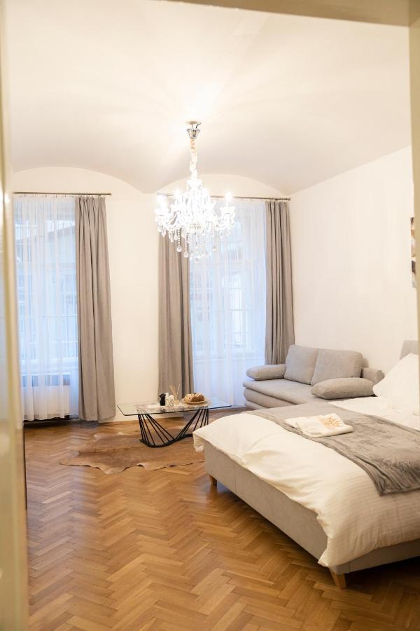Helen Homestay Vaclavske Namesti プラハ エクステリア 写真